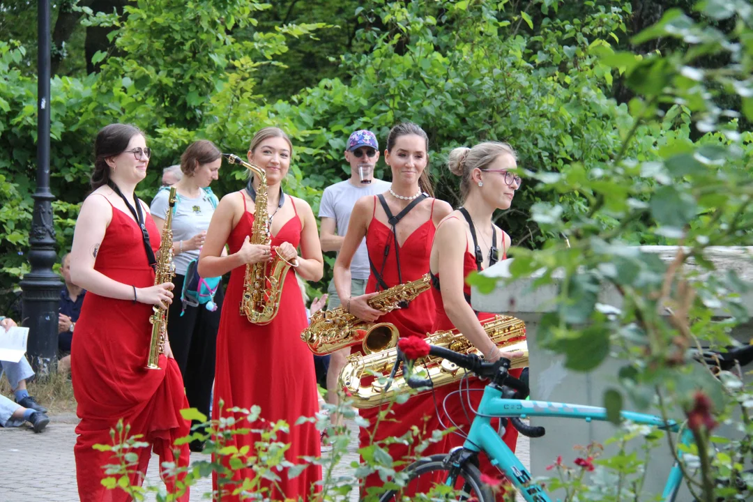 Muzyka łączy pokolenia. "W rytmie tanga", czyli koncert w altanie w parku Źródliska [zdjęcia] - Zdjęcie główne