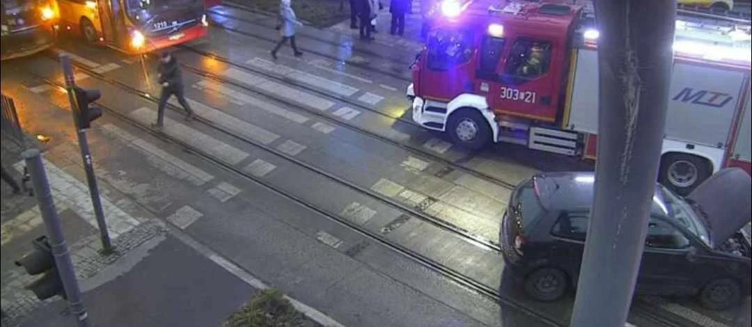 Osobówka zderzyła się z tramwajem przy dworcu Łódź Kaliska. Potężne utrudnienia w ruchu - Zdjęcie główne