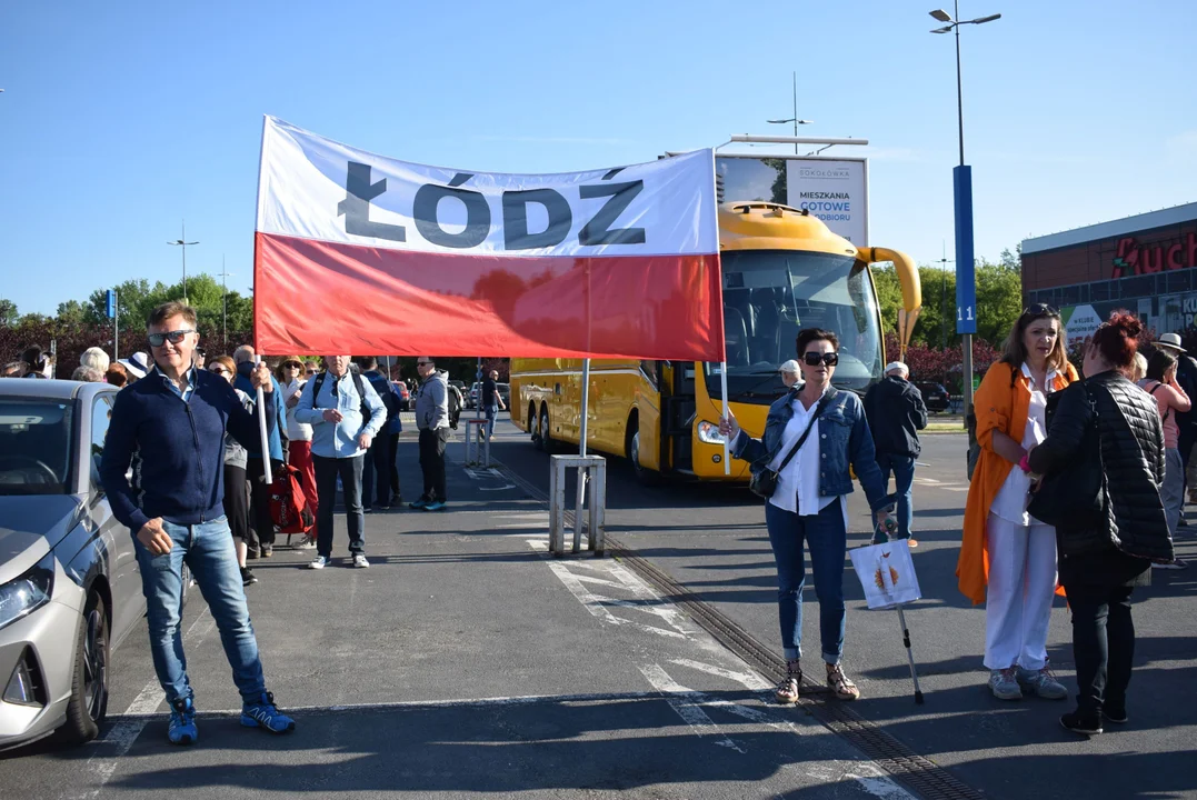 Gigantyczna reprezentacja Łodzi wyruszyła do Warszawy na marsz. "Jedziemy dla naszego kraju" [zdjęcia I wideo] - Zdjęcie główne