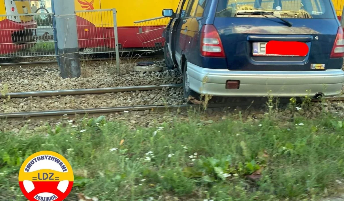 Samochód wjechał w tramwaj na Zachodniej w Łodzi. Są opóźnienia w MPK Łódź  - Zdjęcie główne