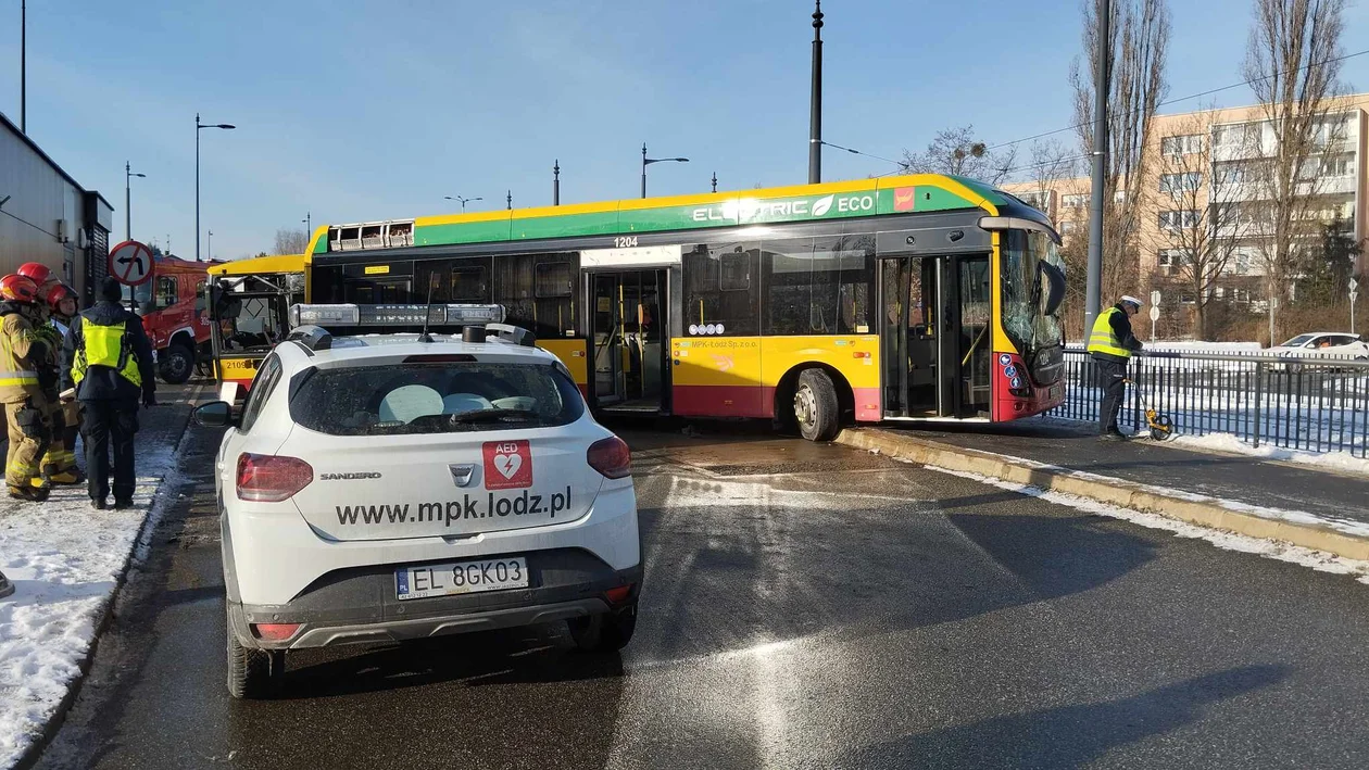 Zderzenie dwóch autobusów MPK Łódź na pętli Retkinia. Ogłoszono objazdy na sześciu liniach. Występują spore utrudnienia w ruchu [ZDJĘCIA] - Zdjęcie główne