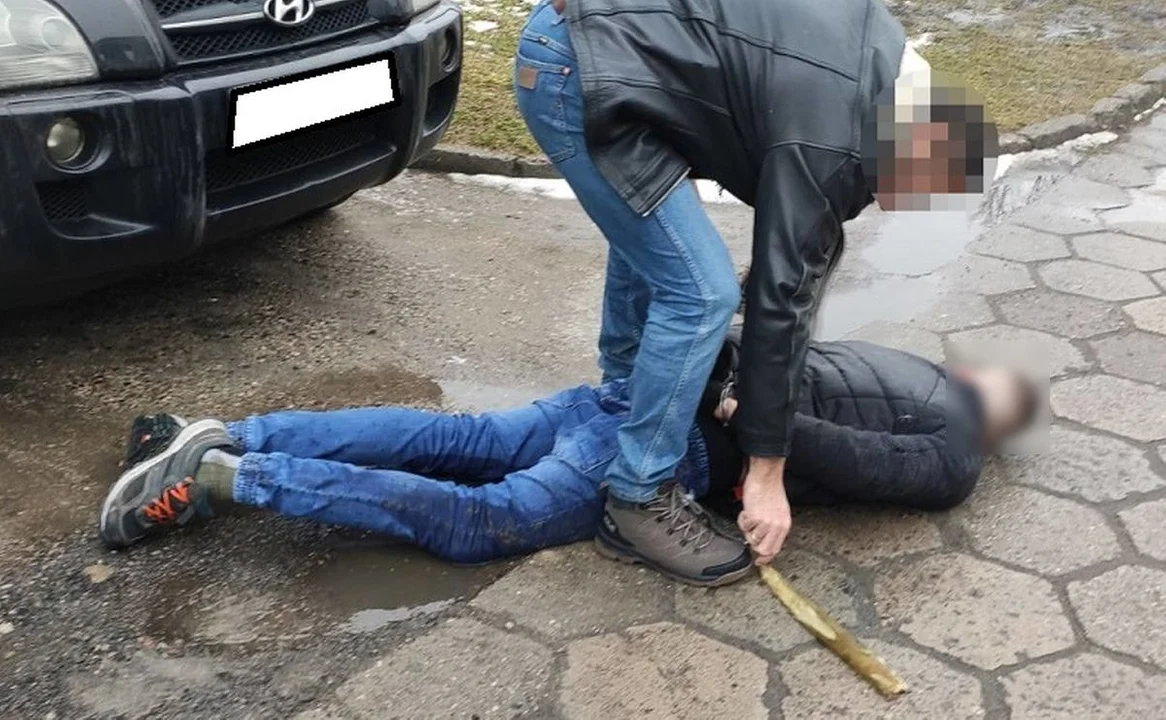 Powybijał szyby w autach na Bałutach w Łodzi i uciekał przed policją. Jego tłumaczenie szokuje - Zdjęcie główne