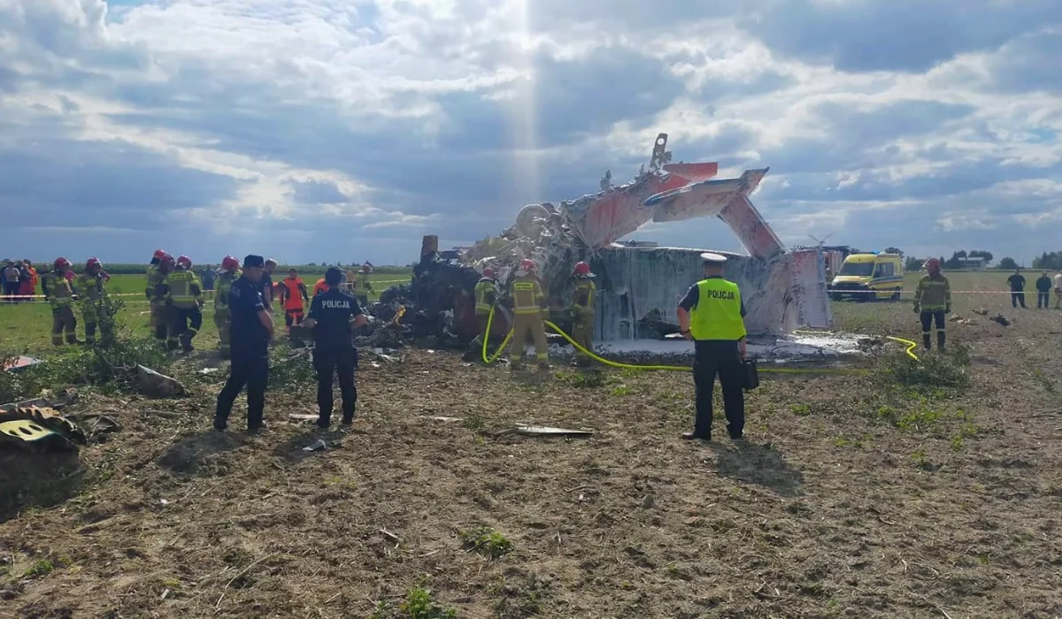 Tragiczny wypadek lotniczy pod Piotrkowem. Dwie osoby zginęły - Zdjęcie główne