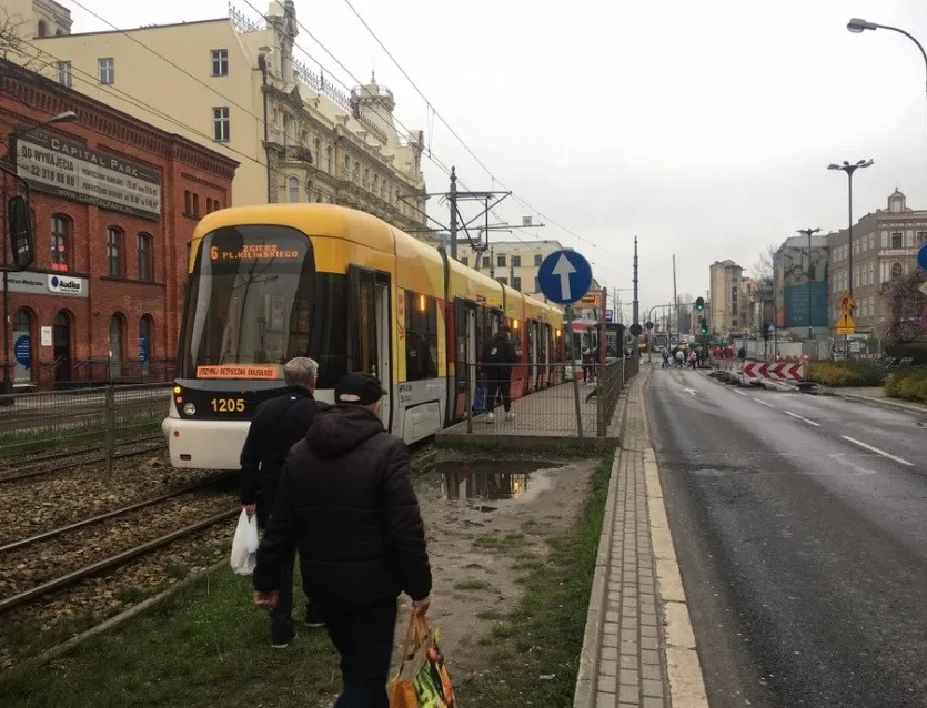 Poniedziałkowy poranek w centrum Łodzi - znów stoją tramwaje... - Zdjęcie główne