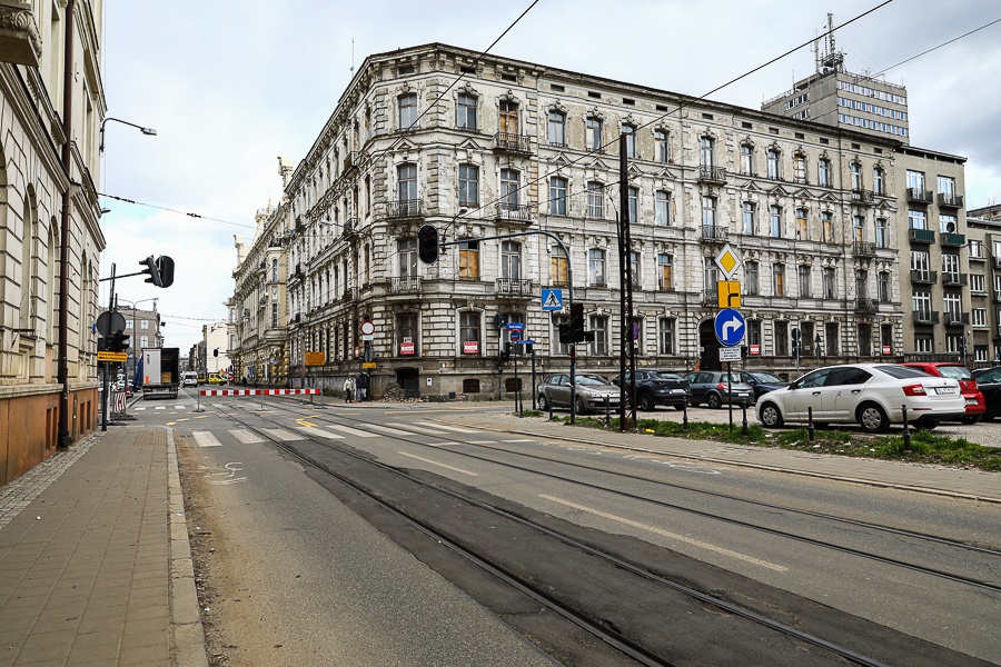 Budowa stacji Łódź - Śródmieście. To wielka inwestycja w centrum Łodzi. Pierwsi robotnicy są już na miejscu [zdjęcia kwiecień 2021] - Zdjęcie główne