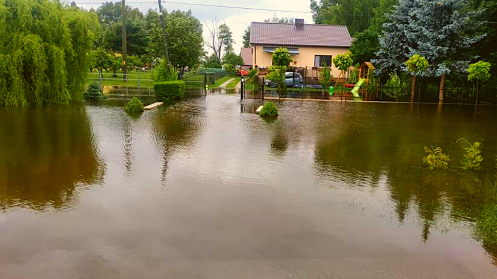 Trudna sytuacja powodziowa w Łódzkiem. Występują podtopienia i zalania. Obiecano pomoc [ZDJĘCIA] - Zdjęcie główne