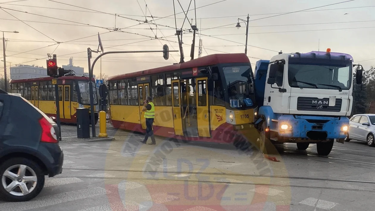 Kolizja ciężarówki z tramwajem MPK Łódź i wypadek w centrum Łodzi. Utrudnienia dla podróżnych - Zdjęcie główne