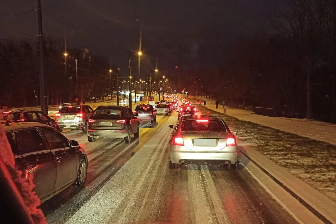 Śnieg i gołoledź w Łodzi. Zima zaskoczyła drogowców? Na alei Śmigłego-Rydza na pewno  - Zdjęcie główne