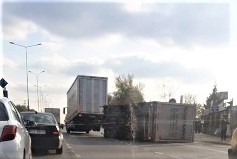Przewrócona przyczepa ciężarówki blokuje al. Jana Pawła II - Zdjęcie główne