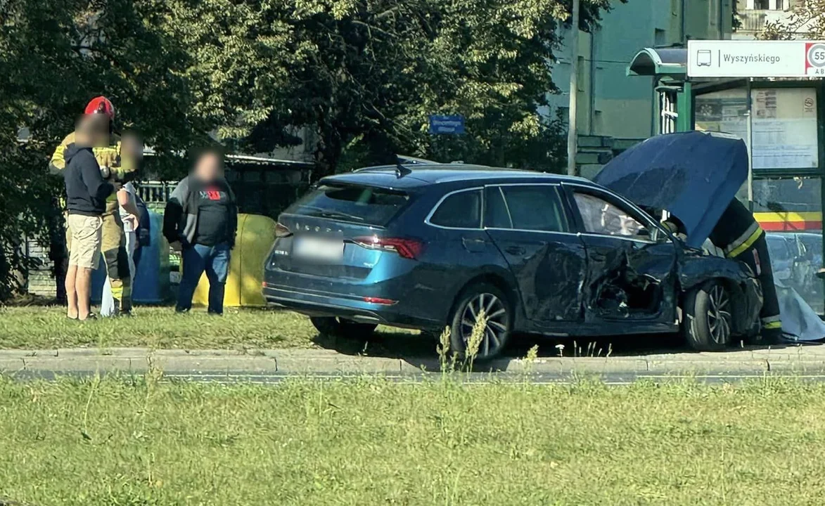 Samochód wjechał w przystanek autobusowy na Retkini. "Rozległ się huk" [FOTO] - Zdjęcie główne