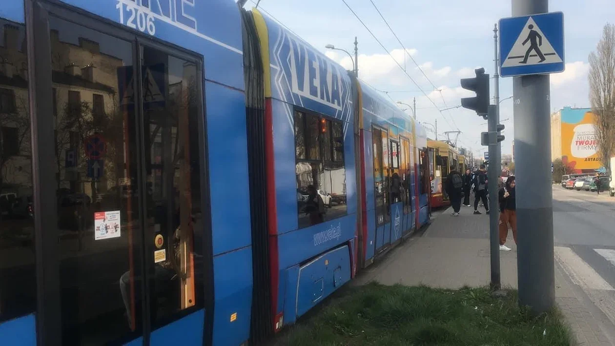 Poranne utrudnienia dla pasażerów MPK. Na al. Politechniki stoją tramwaje! - Zdjęcie główne