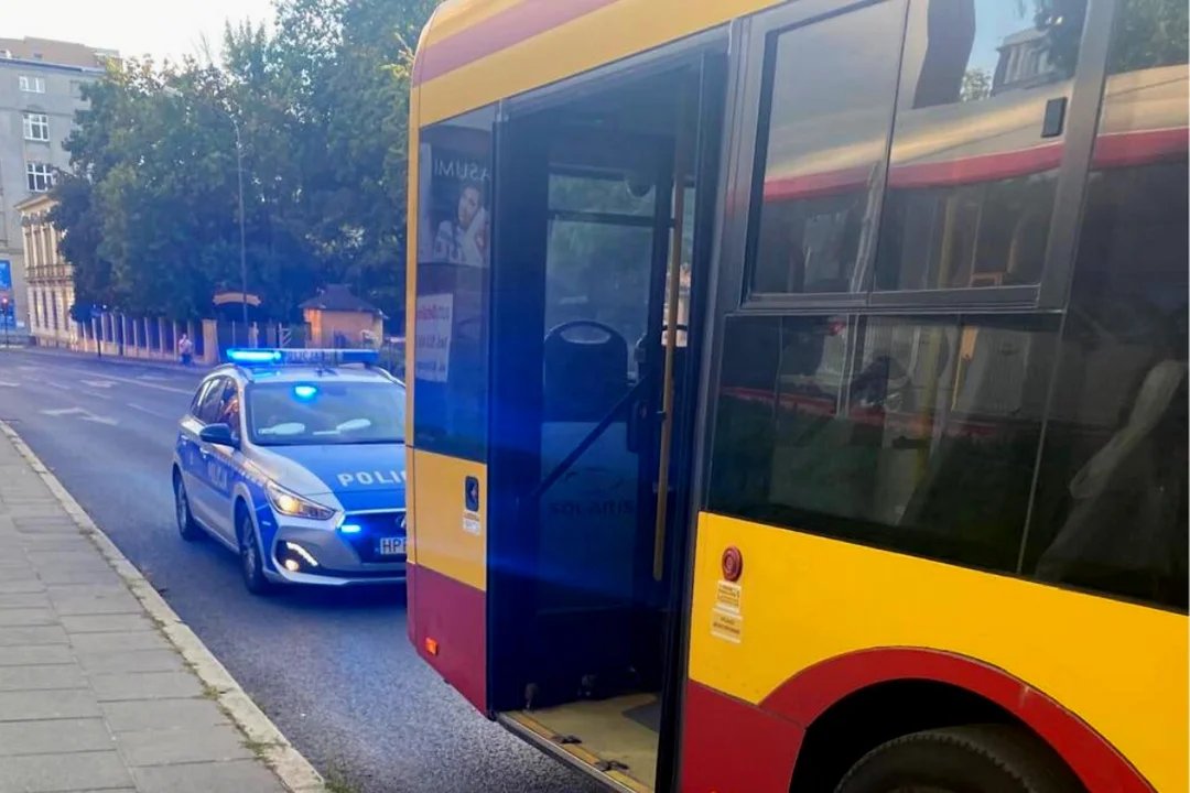 Groźny wypadek w MPK Łódź. Autobus ostro zahamował, kobieta przewróciła się i straciła przytomność - Zdjęcie główne