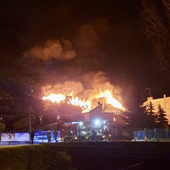 Łódzkie. Wielki pożar budynku w Ozorkowie. Ranny strażak! - Zdjęcie główne