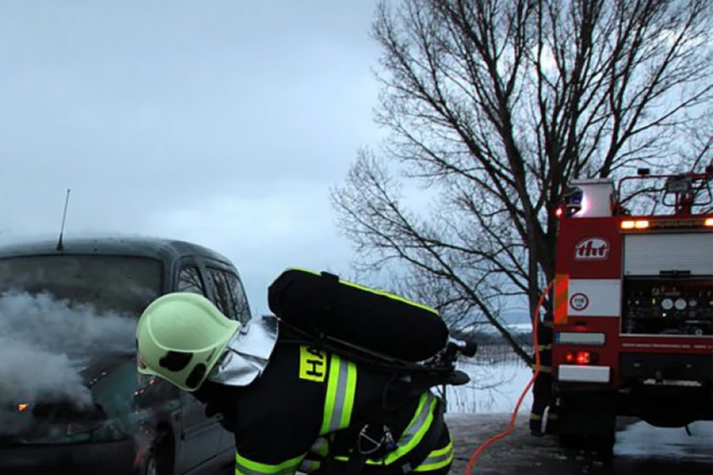 Dramatyczny wypadek w Łódzkiem – 25-latek wjechał Porsche do skutego lodem stawu - Zdjęcie główne