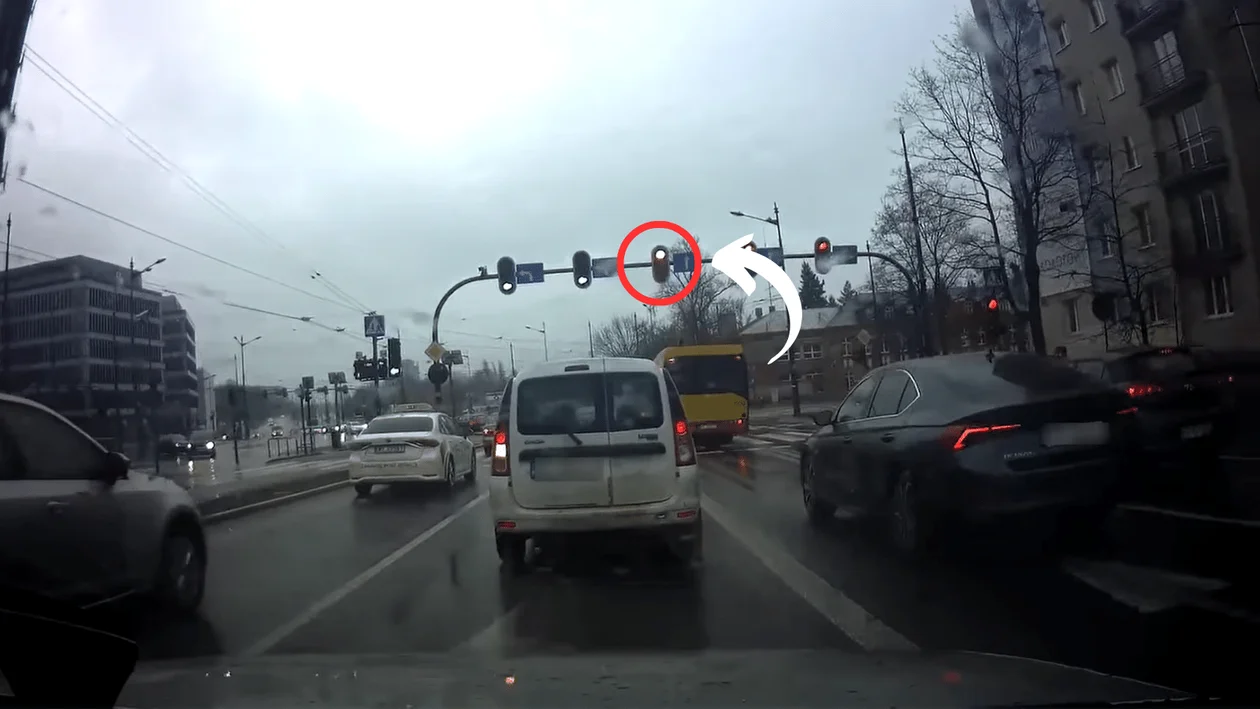 Kierowca autobusu MPK Łódź kontra przepisy ruchu drogowego. Co na to MPK Łódź i policja? [WIDEO] - Zdjęcie główne