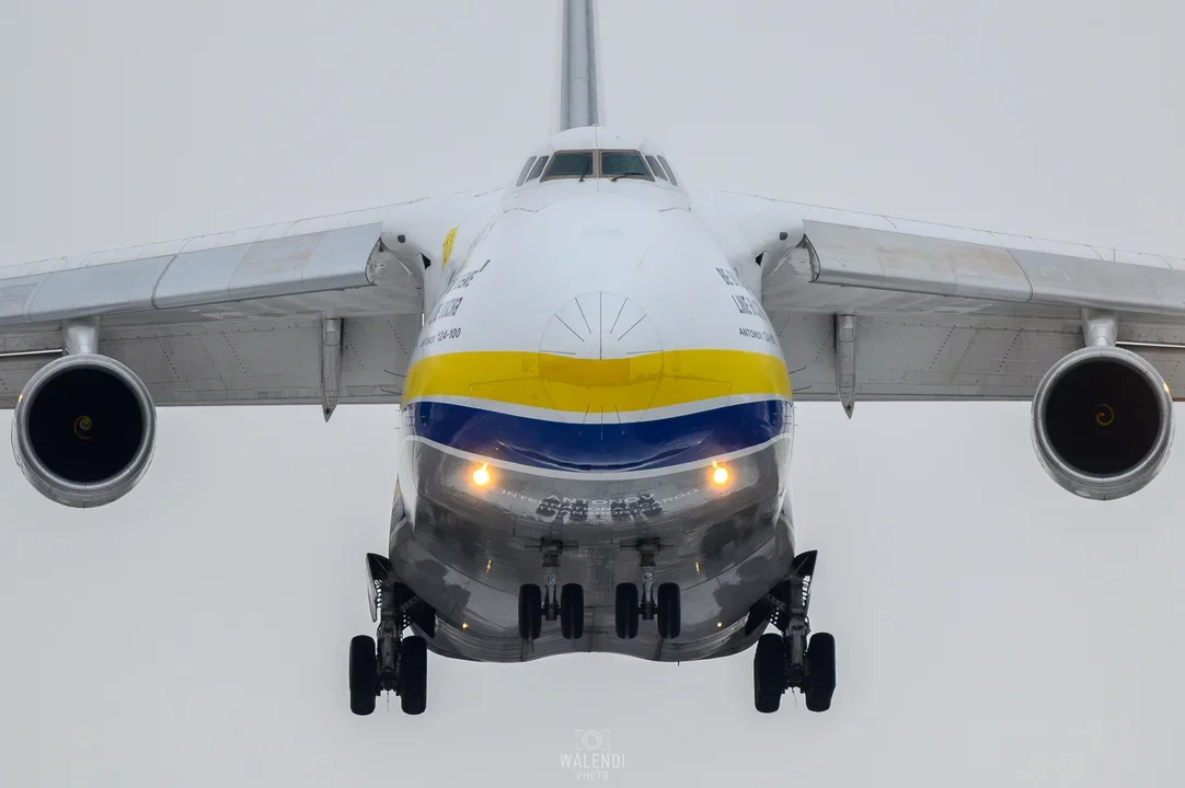Największy na świecie samolot transportowy AN-124 Rusłan lądował w Łodzi! Zobacz fotografie prosto z płyty lotniska [ZDJĘCIA] - Zdjęcie główne