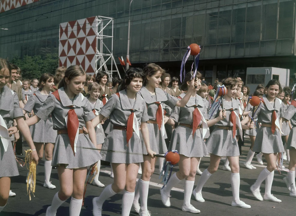 1 maja w PRL na archiwalnych zdjęciach. Zobacz, jak kiedyś wyglądały uroczystość z okazji Święta Pracy - Zdjęcie główne