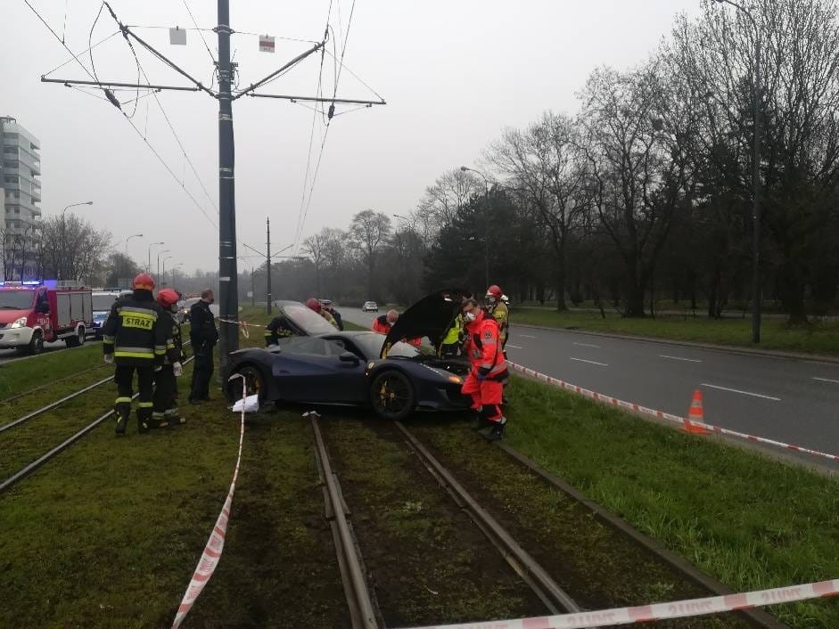 Wypadek Ferrari na al. Mickiewicza w Łodzi! Kierujący pojazdem pod wpływem alkoholu - Zdjęcie główne