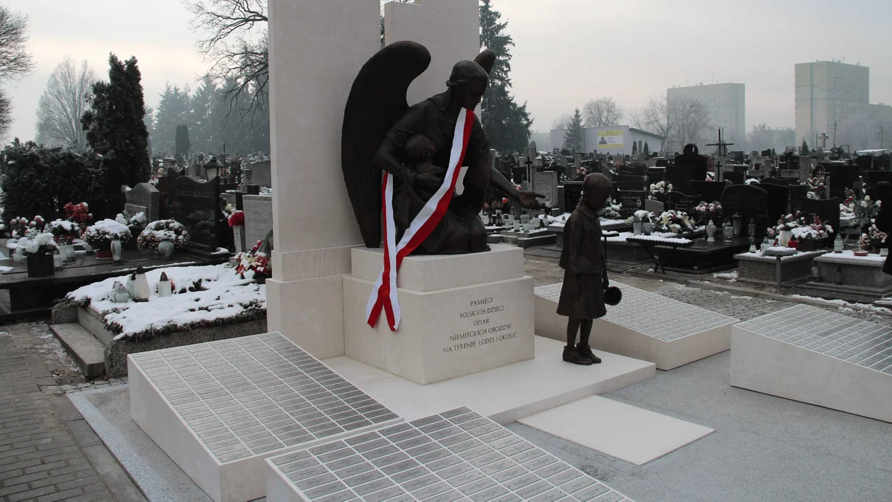 Niezwykły pomnik oficjalnie odsłonięty. Ku pamięci 500 dzieci, które zginęły tragicznie w niemieckim obozie koncentracyjnym [ZDJĘCIA] - Zdjęcie główne