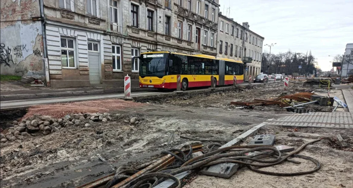 Autobusy MPK Łódź zmieniły swoje trasy. Powodem jest fatalny stan drogi na Górniaku - Zdjęcie główne