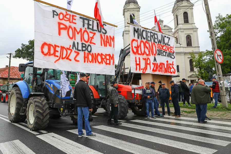 Protest rolników z Agrounii pod Piotrkowem. „Jeśli blokada nie pomoże, pojedziemy do Warszawy” [zdjęcia] - Zdjęcie główne