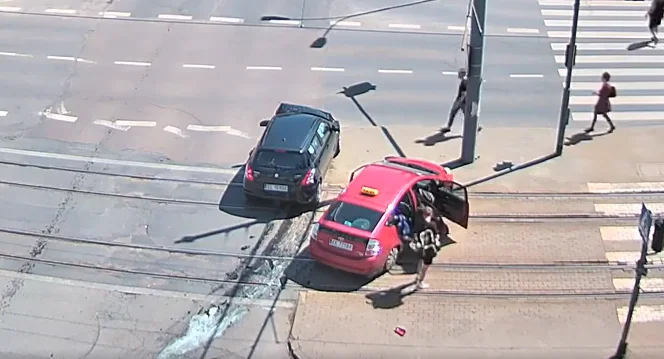 Zderzenie aut na ważnym skrzyżowaniu w centrum Łodzi. Nagranie trafiło do sieci [WIDEO] - Zdjęcie główne