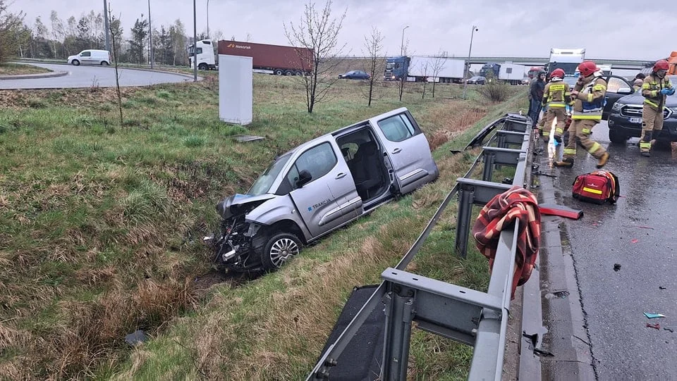 Poważny wypadek na autostradzie A2 w powiecie skierniewickim! Droga w stronę Łodzi była zablokowana [ZDJĘCIA] - Zdjęcie główne