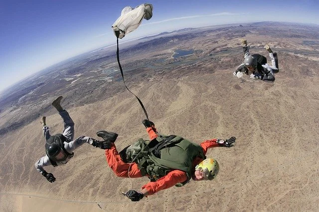 Skok ze spadochronem - co warto wiedzieć na ten temat? - Zdjęcie główne