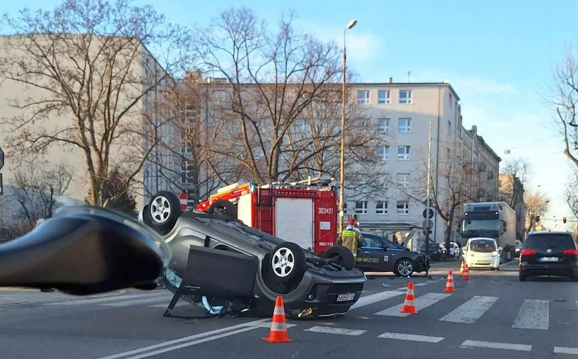 Łódź: Dwa dachowania samochodów jednego dnia w centrum miasta. Droga zablokowana [ZDJĘCIA] - Zdjęcie główne