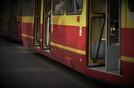 Agresywny pasażer MPK uszkodził tramwaj i uderzył motorniczego - Zdjęcie główne