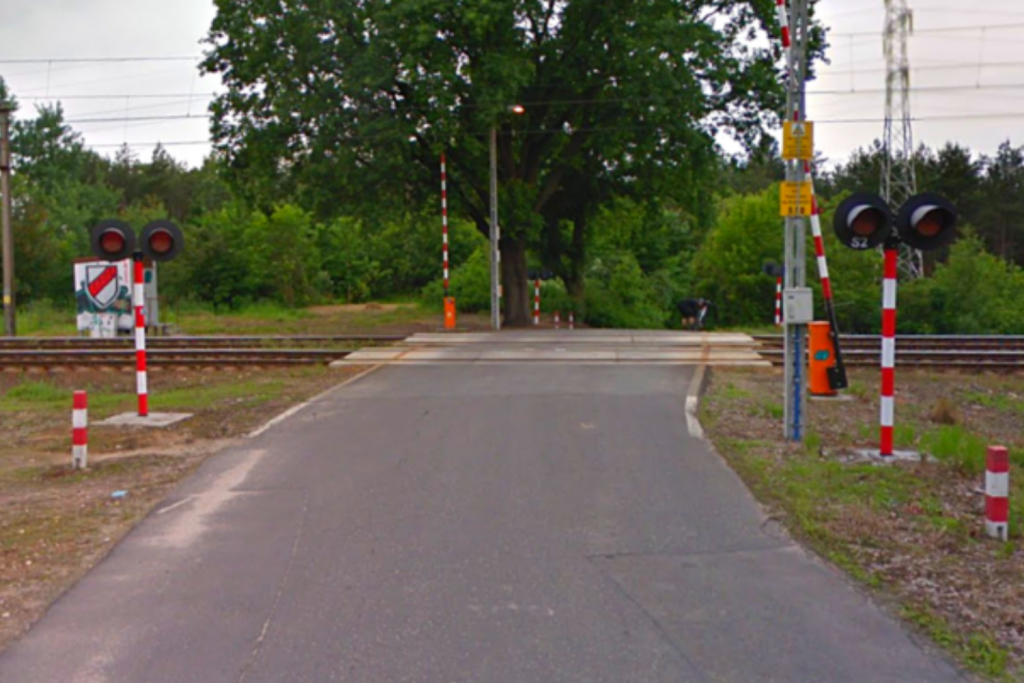 Przejazd kolejowy na ulicy Łaskowice to poligon dla samochodów – kierowcy zgłaszają problem - Zdjęcie główne