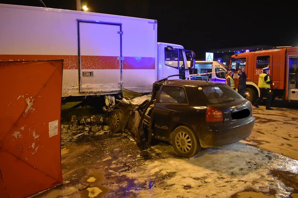 Policja bada przyczyny wypadku na al. Jana Pawła II. Czy winę ponosi jedynie kierowca ciężarówki? - Zdjęcie główne
