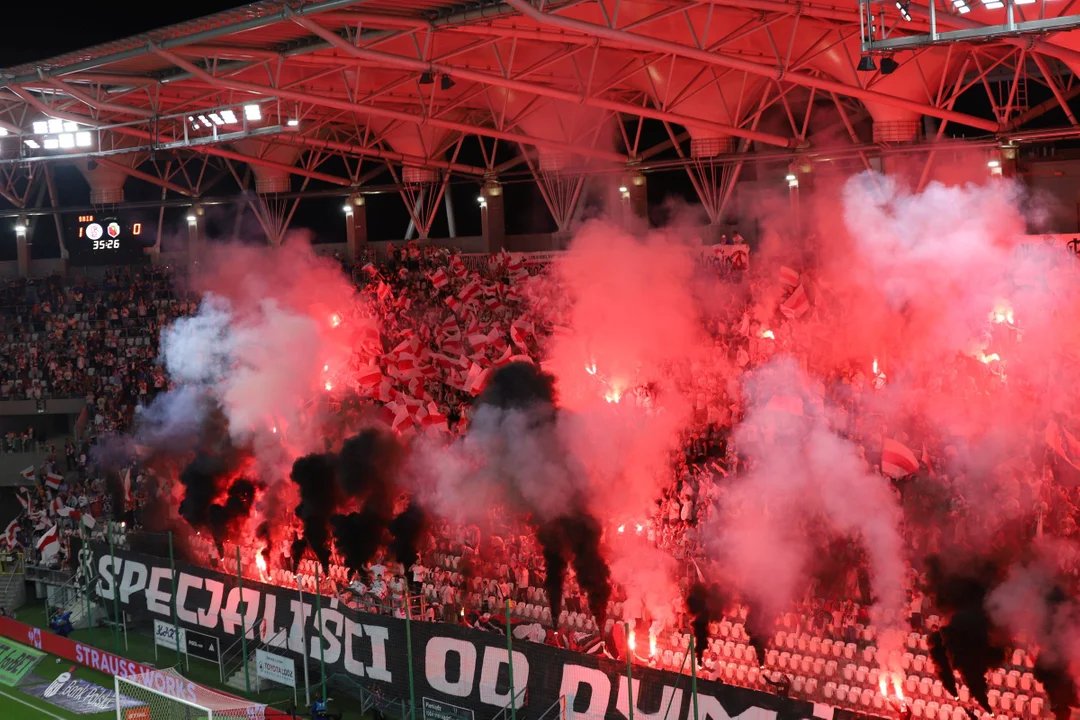 Dym na stadionie ŁKS-u. Wielkie emocje, kontrowersje i czerwona kartka dla trenera [zdjęcia] - Zdjęcie główne