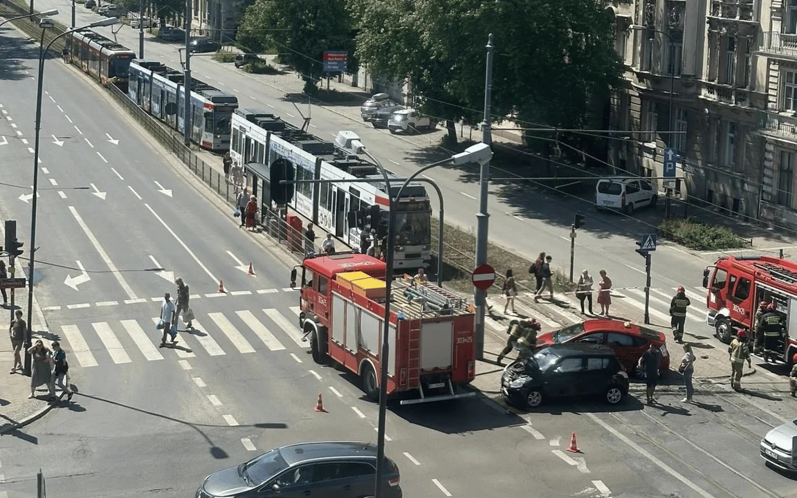 Wypadek w centrum Łodzi. MPK Łódź ogłosiło objazdy i komunikację zastępczą - Zdjęcie główne