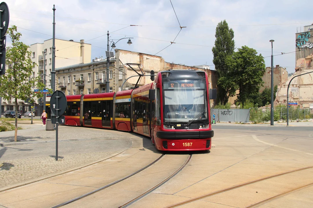 Tramwaje MPK Łódź kursują zmienioną trasą. Plac Dąbrowskiego bez tramwajów - Zdjęcie główne
