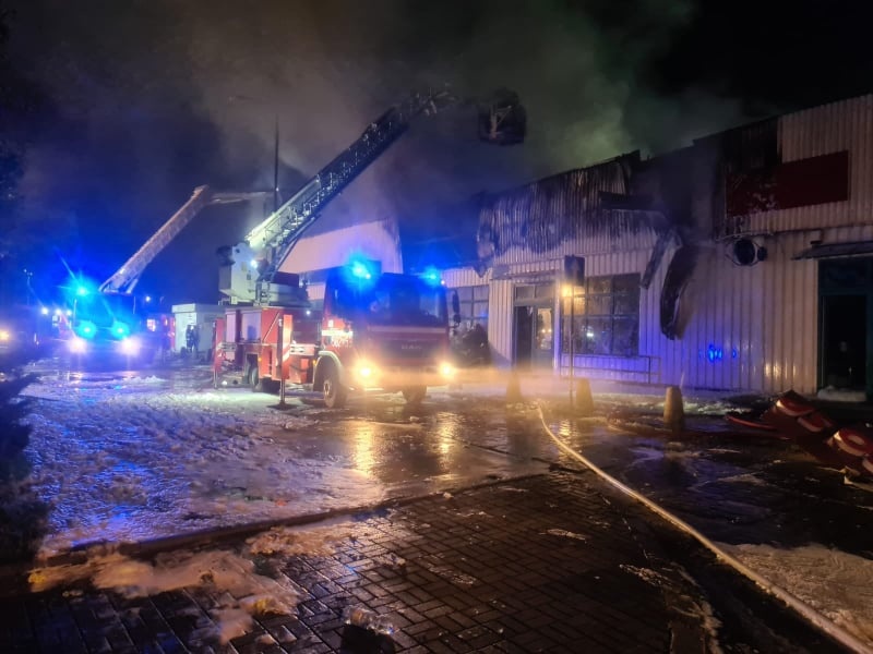 Wielki pożar w Ozorkowie. Z żywiołem walczy 15 zastępów straży pożarnej [zdjęcia] - Zdjęcie główne