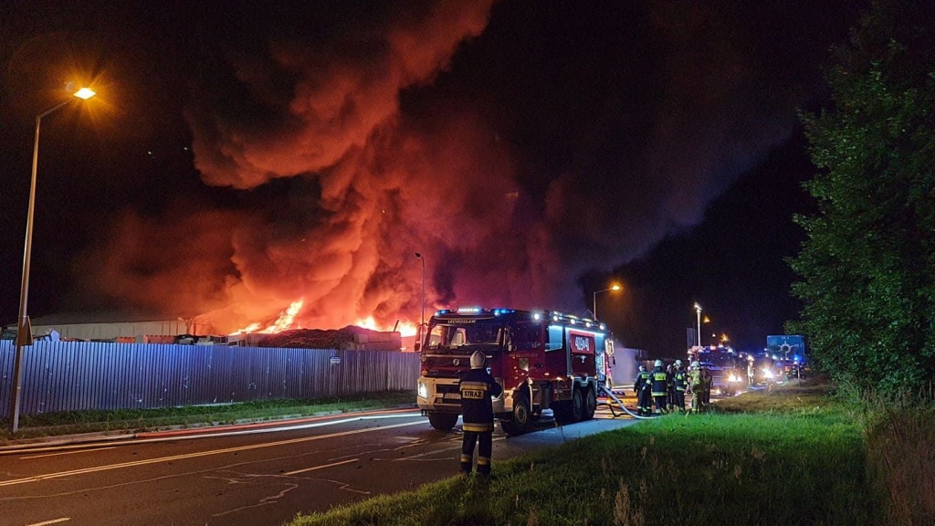 Pożar hali z elektrośmieciami pod Bełchatowem. 13 zastępów straży pożarnej w akcji [zdjęcia I wideo] - Zdjęcie główne