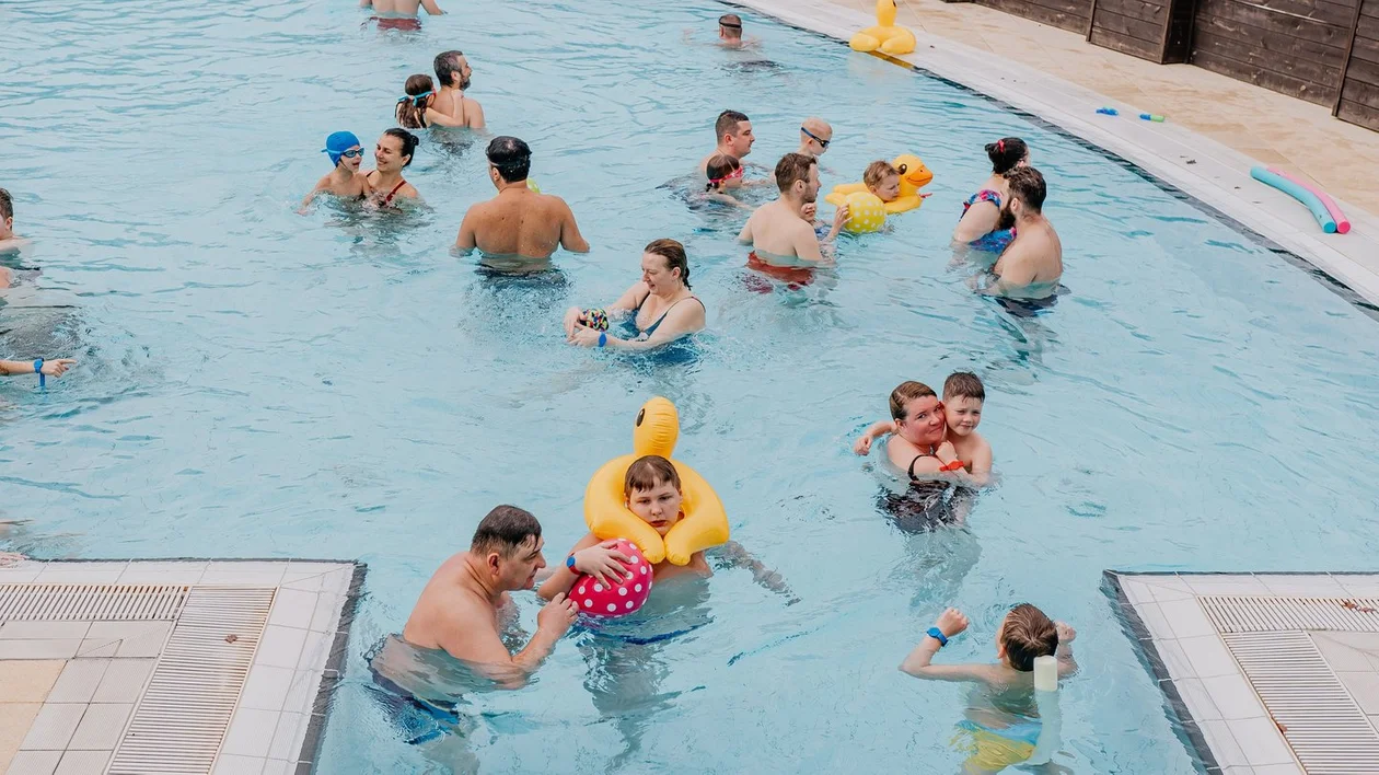 Aquapark Fala zachęca, aby Lany Poniedziałek spędzić na pływani. W jakich  godzinach otwarty jest basen? - Zdjęcie główne
