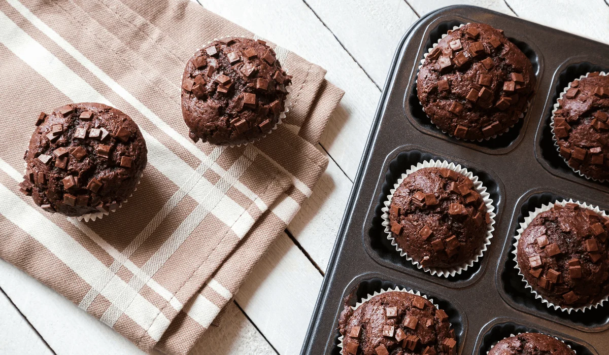 Prosty przepis na muffinki czekoladowe. Z tą recepturą na pewno się uda [przepis]  - Zdjęcie główne