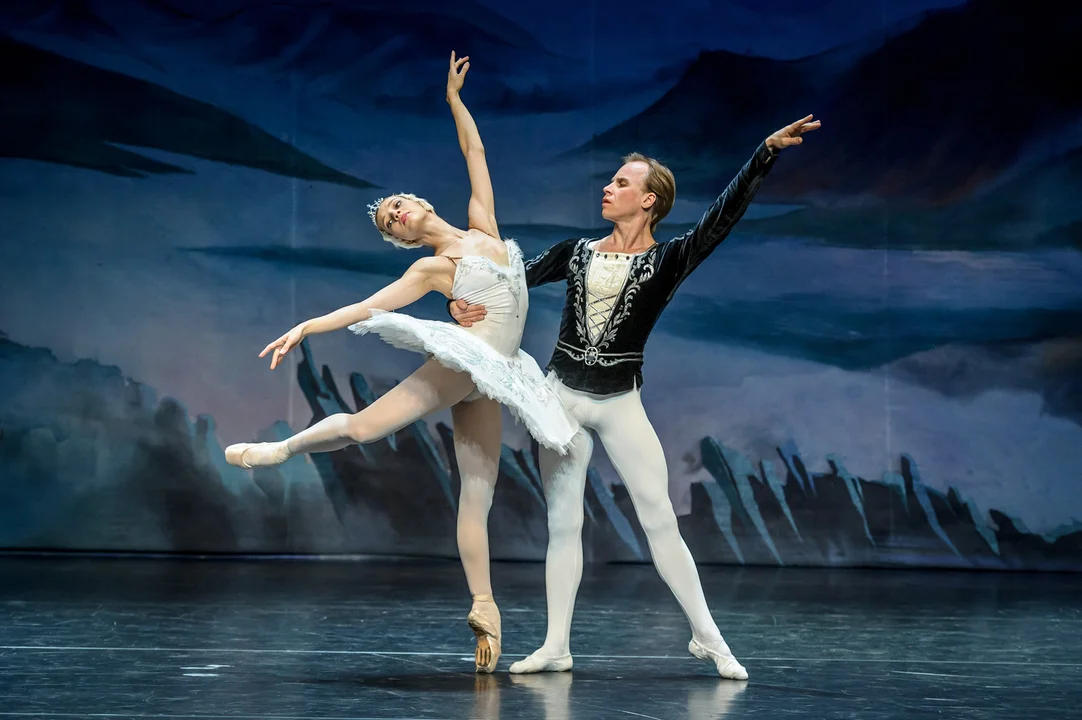 Baletowi wybrańcy na scenie w Łodzi. The Royal Moscow Ballet przedstawi “Jezioro łabędzie”  - Zdjęcie główne