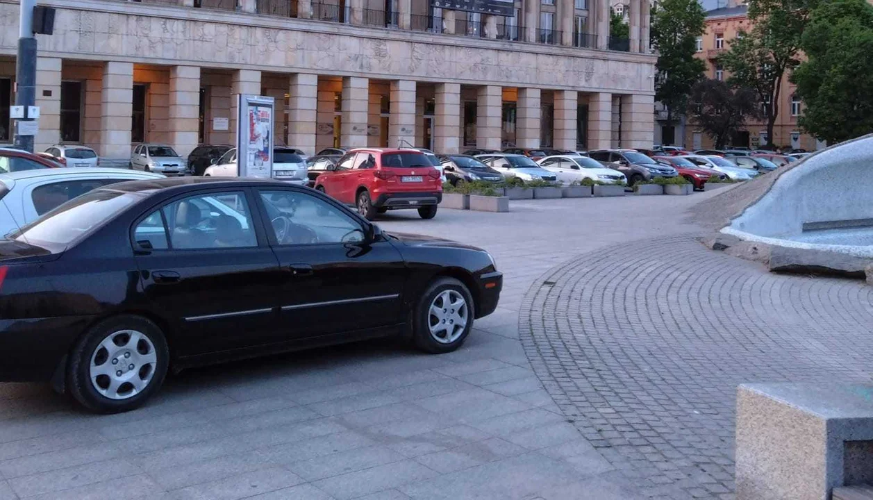 Mistrzowie parkowania na placu Dąbrowskiego. Niektórzy potrafią podjechać pod fontannę! - Zdjęcie główne