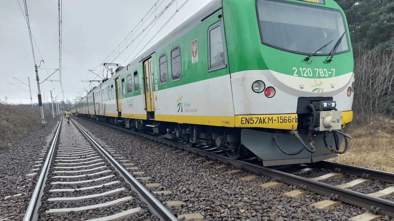 Łódzkie: śmierć na torach kolejowych pod Łowiczem. Starsza kobieta weszła pod pociąg w miejscu niedozwolonym [ZDJĘCIA] - Zdjęcie główne