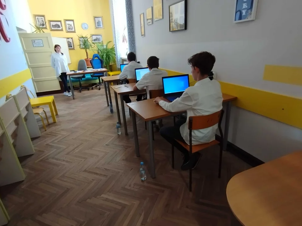Pierwszy dzień egzaminów ósmoklasistów. Zdawali też uchodźcy z Ukrainy - Zdjęcie główne
