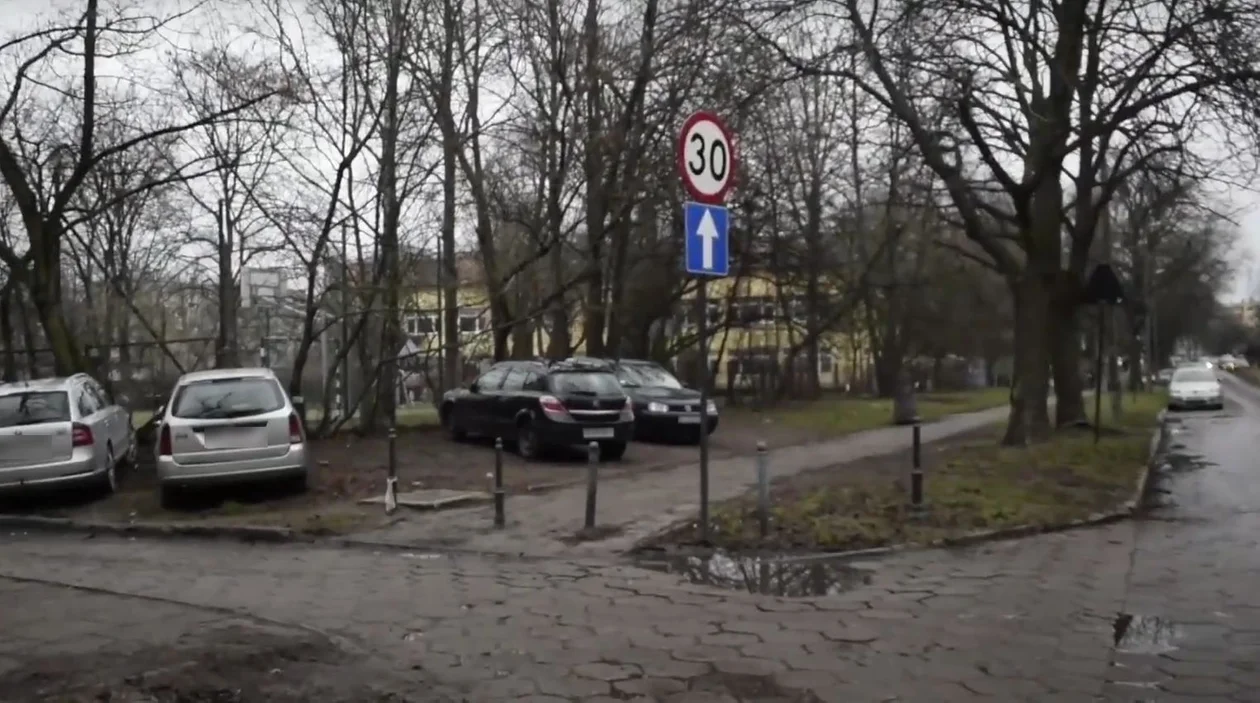 Walka o miejsca parkingowe w Łodzi. Zobacz sondę wideo - Zdjęcie główne