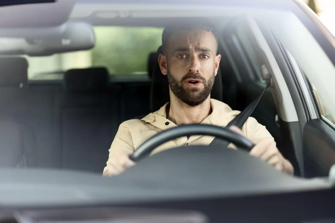 Najczęstsze błędy kierowców w trudnych warunkach drogowych - Zdjęcie główne
