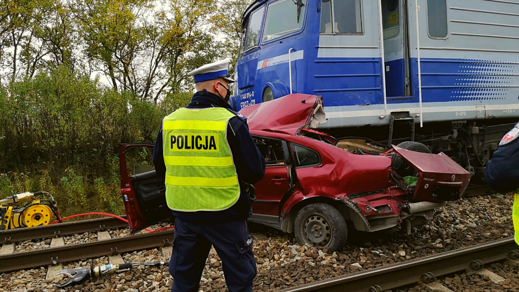 Tragiczny wypadek w Łódzkiem. Pociąg Intercity zderzył się z Volkswagenem. Dwóch mężczyzn nie żyje - Zdjęcie główne