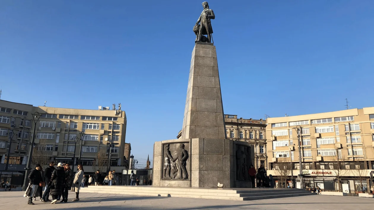 Dewastacja pomnika Tadeusza Kościuszki w Łodzi. Wandal zrobił to biały dzień [ZDJĘCIA] - Zdjęcie główne