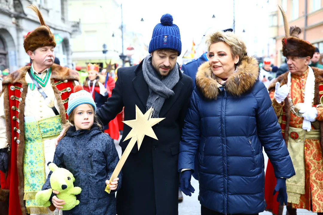 Orszak Trzech Króli w Łodzi. Najpierw barwny korowód Piotrkowską, a później koncert zespołu znanego z talent show - Zdjęcie główne