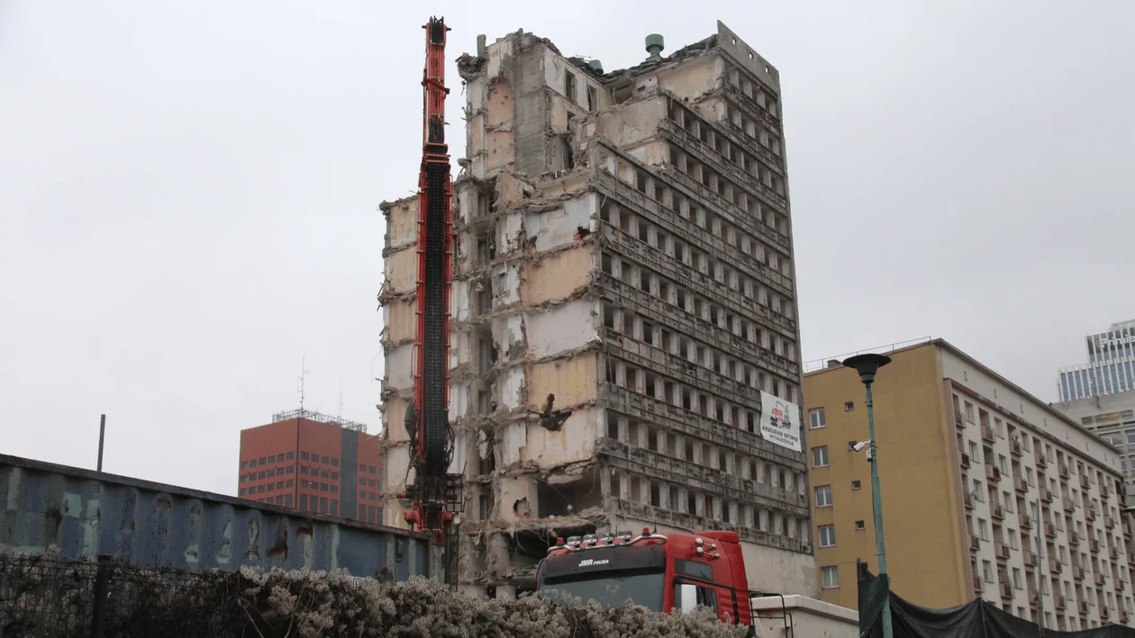Trwa rozbiórka starego budynku po hotelu „Światowit” w Łodzi. Na jakim etapie jest jego wyburzanie? Najnowsze fotografie [ZDJĘCIA] - Zdjęcie główne