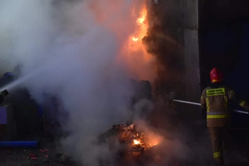 Pożar składowiska makulatury przy ul. Okopowej w Łodzi  - Zdjęcie główne